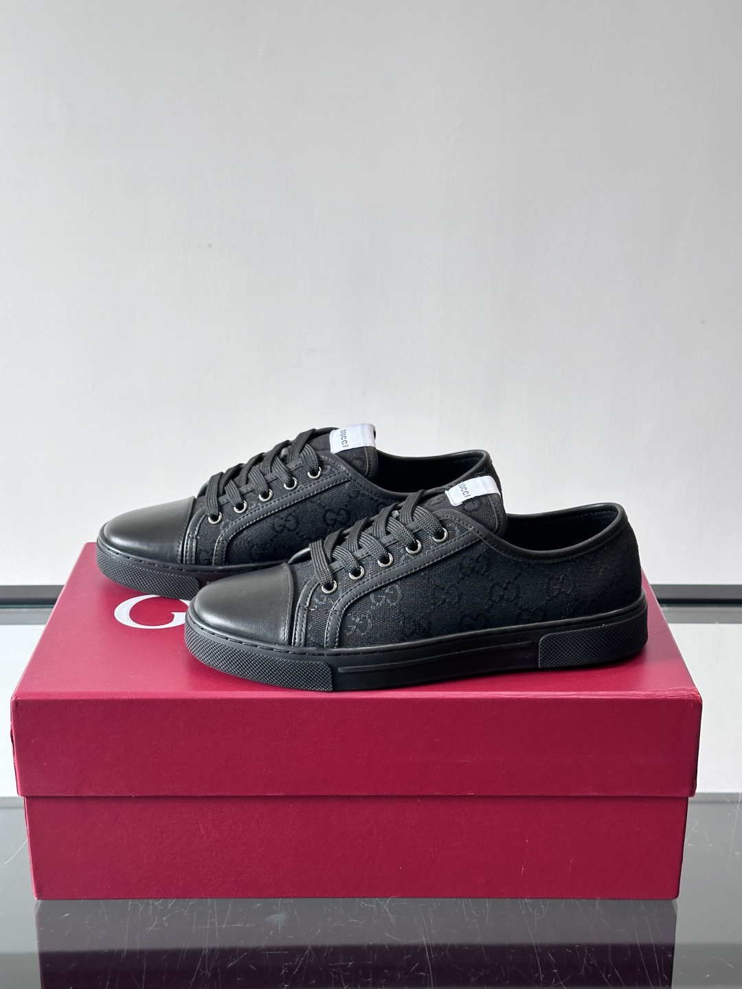 Gucci这款GG压花小白鞋，采用经典GG图案压花皮革，搭配白色橡胶鞋底，简约又有辨识度✨。低帮设计+金