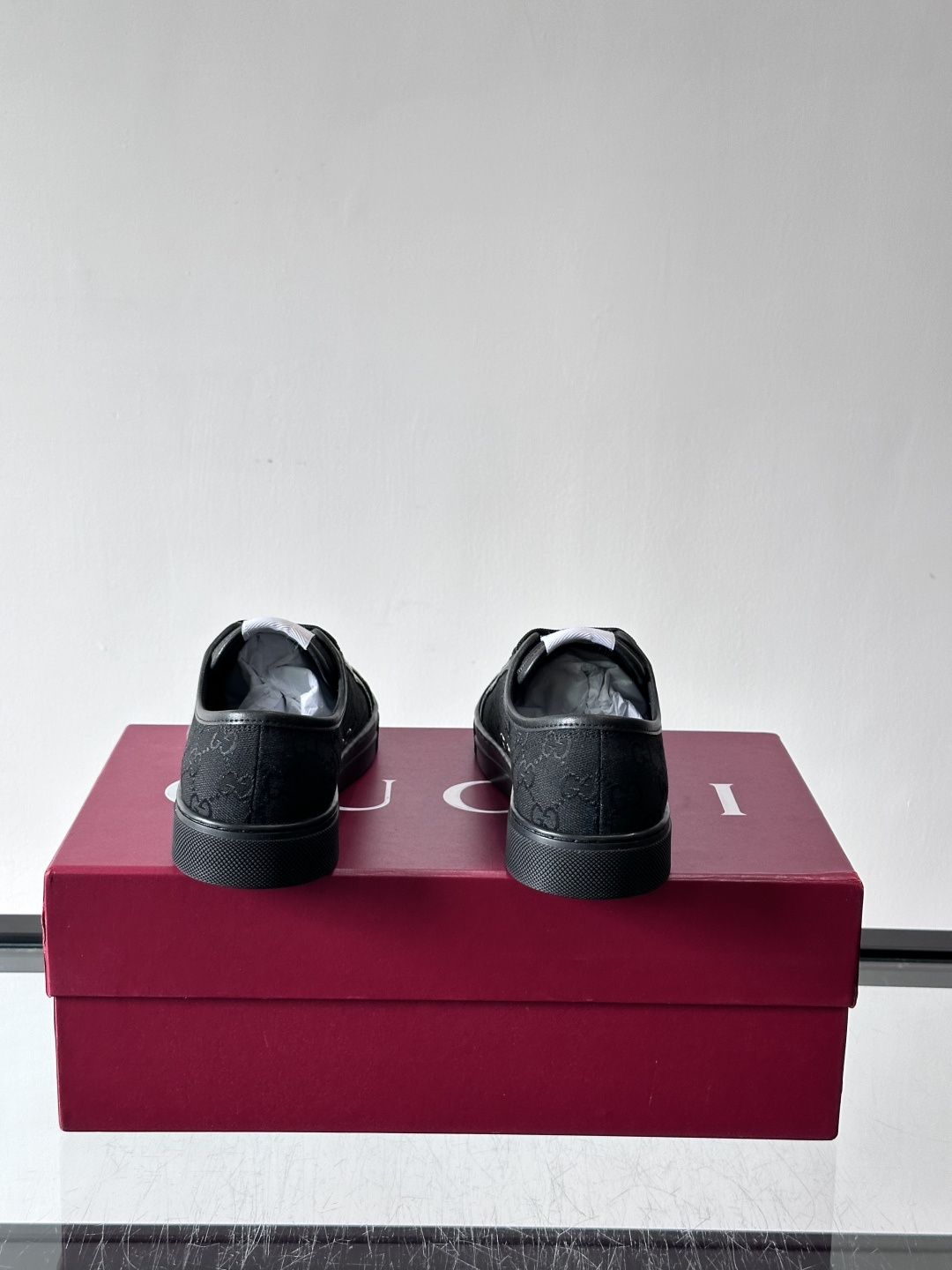 Gucci这款GG压花小白鞋，采用经典GG图案压花皮革，搭配白色橡胶鞋底，简约又有辨识度✨。低帮设计+金