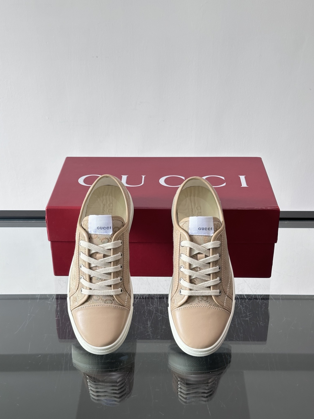 Gucci这款GG压花小白鞋，采用经典GG图案压花皮革，搭配白色橡胶鞋底，简约又有辨识度✨。低帮设计+金