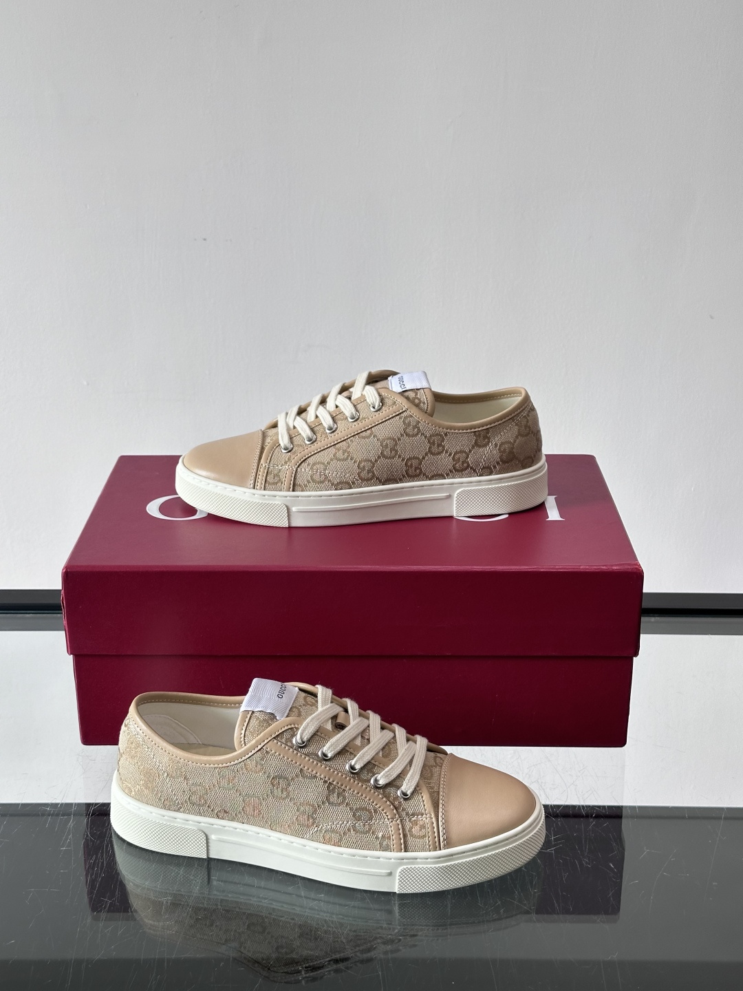 Gucci这款GG压花小白鞋，采用经典GG图案压花皮革，搭配白色橡胶鞋底，简约又有辨识度✨。低帮设计+金