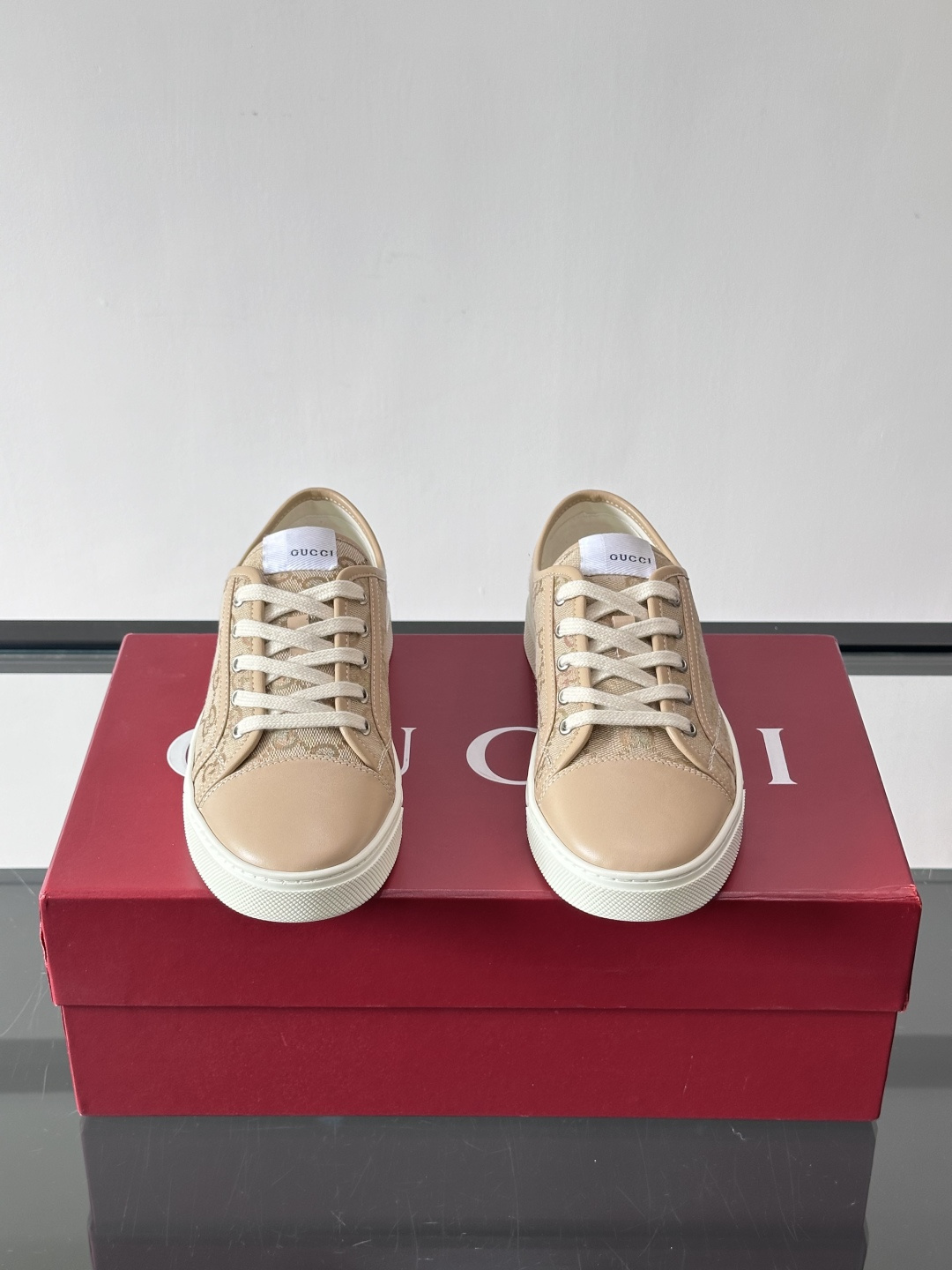 Gucci这款GG压花小白鞋，采用经典GG图案压花皮革，搭配白色橡胶鞋底，简约又有辨识度✨。低帮设计+金