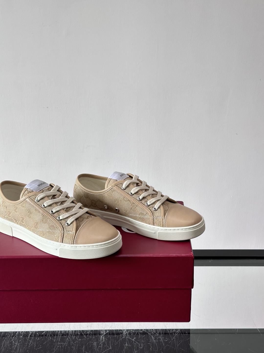Gucci这款GG压花小白鞋，采用经典GG图案压花皮革，搭配白色橡胶鞋底，简约又有辨识度✨。低帮设计+金