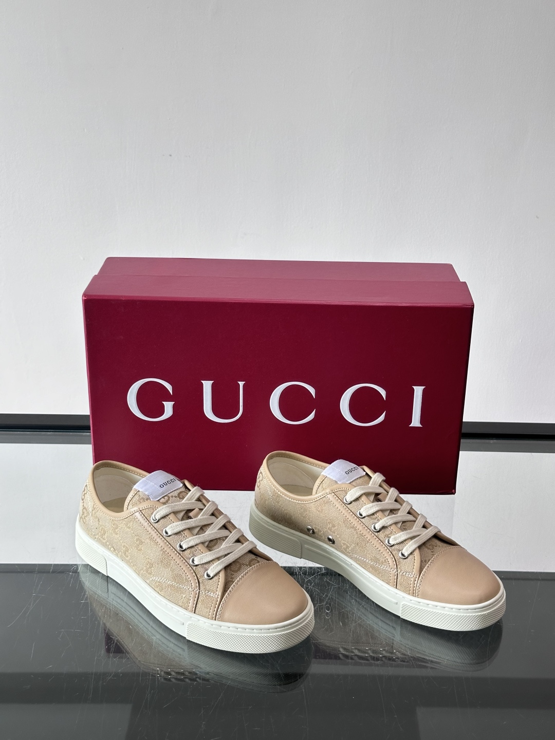 Gucci这款GG压花小白鞋，采用经典GG图案压花皮革，搭配白色橡胶鞋底，简约又有辨识度✨。低帮设计+金