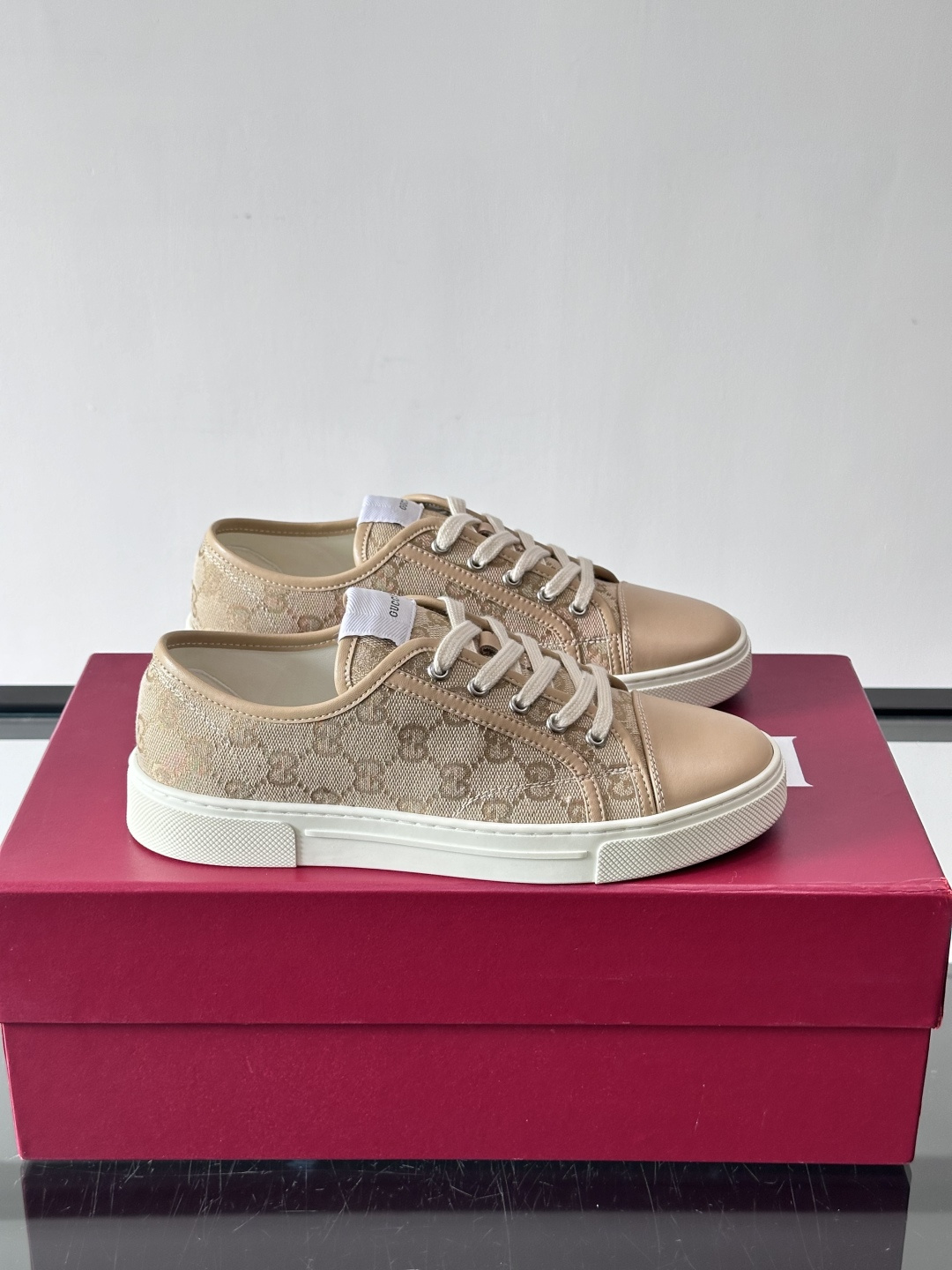 Gucci这款GG压花小白鞋，采用经典GG图案压花皮革，搭配白色橡胶鞋底，简约又有辨识度✨。低帮设计+金