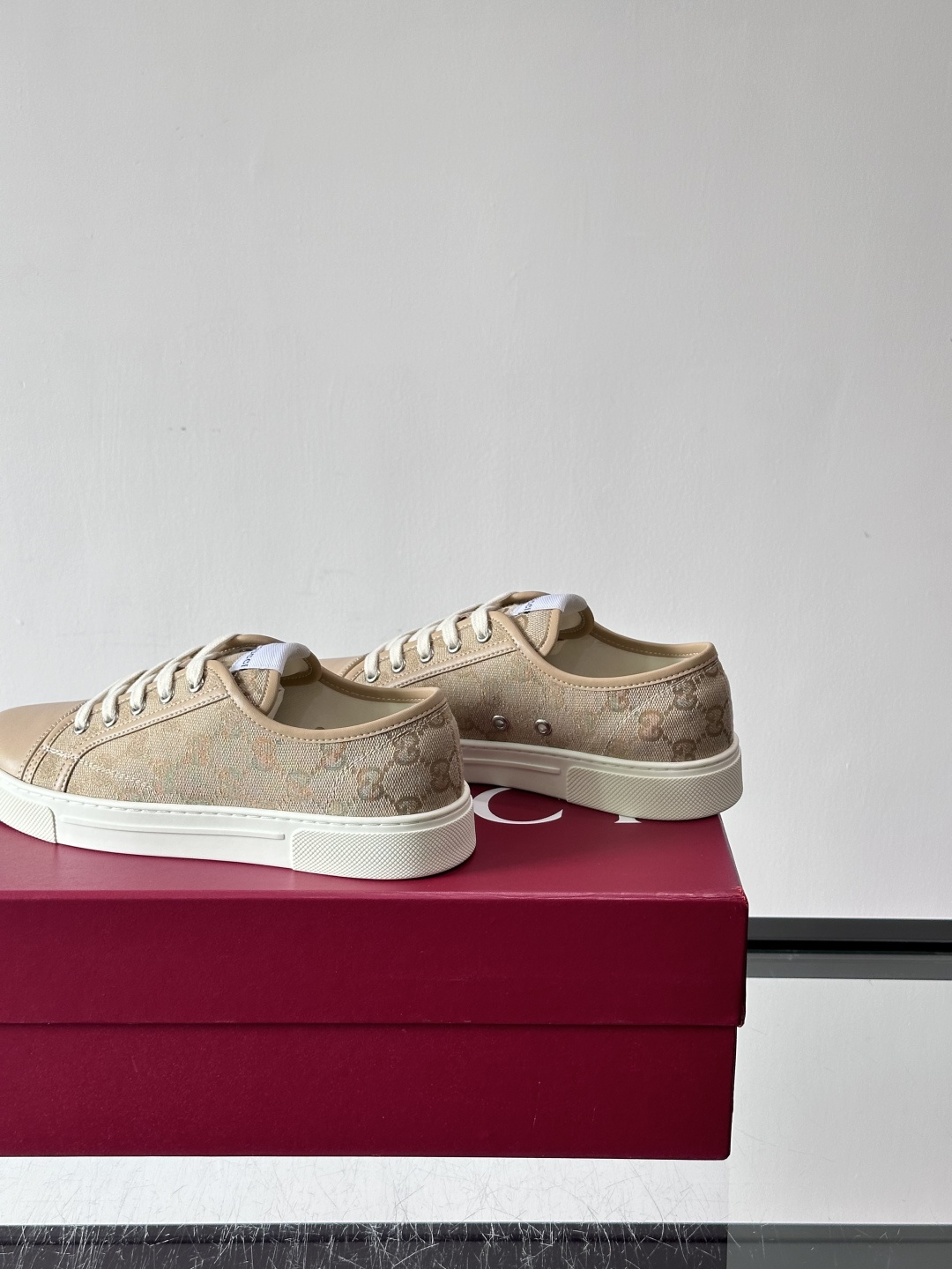 Gucci这款GG压花小白鞋，采用经典GG图案压花皮革，搭配白色橡胶鞋底，简约又有辨识度✨。低帮设计+金