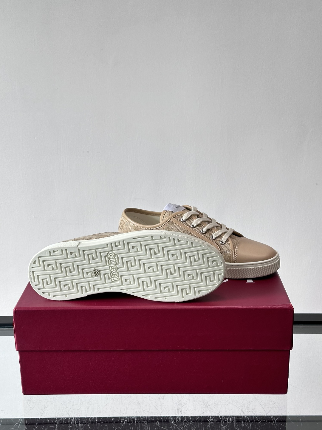 Gucci这款GG压花小白鞋，采用经典GG图案压花皮革，搭配白色橡胶鞋底，简约又有辨识度✨。低帮设计+金