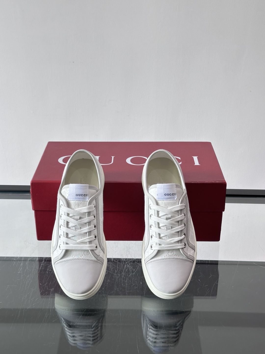 Gucci这款GG压花小白鞋，采用经典GG图案压花皮革，搭配白色橡胶鞋底，简约又有辨识度✨。低帮设计+金