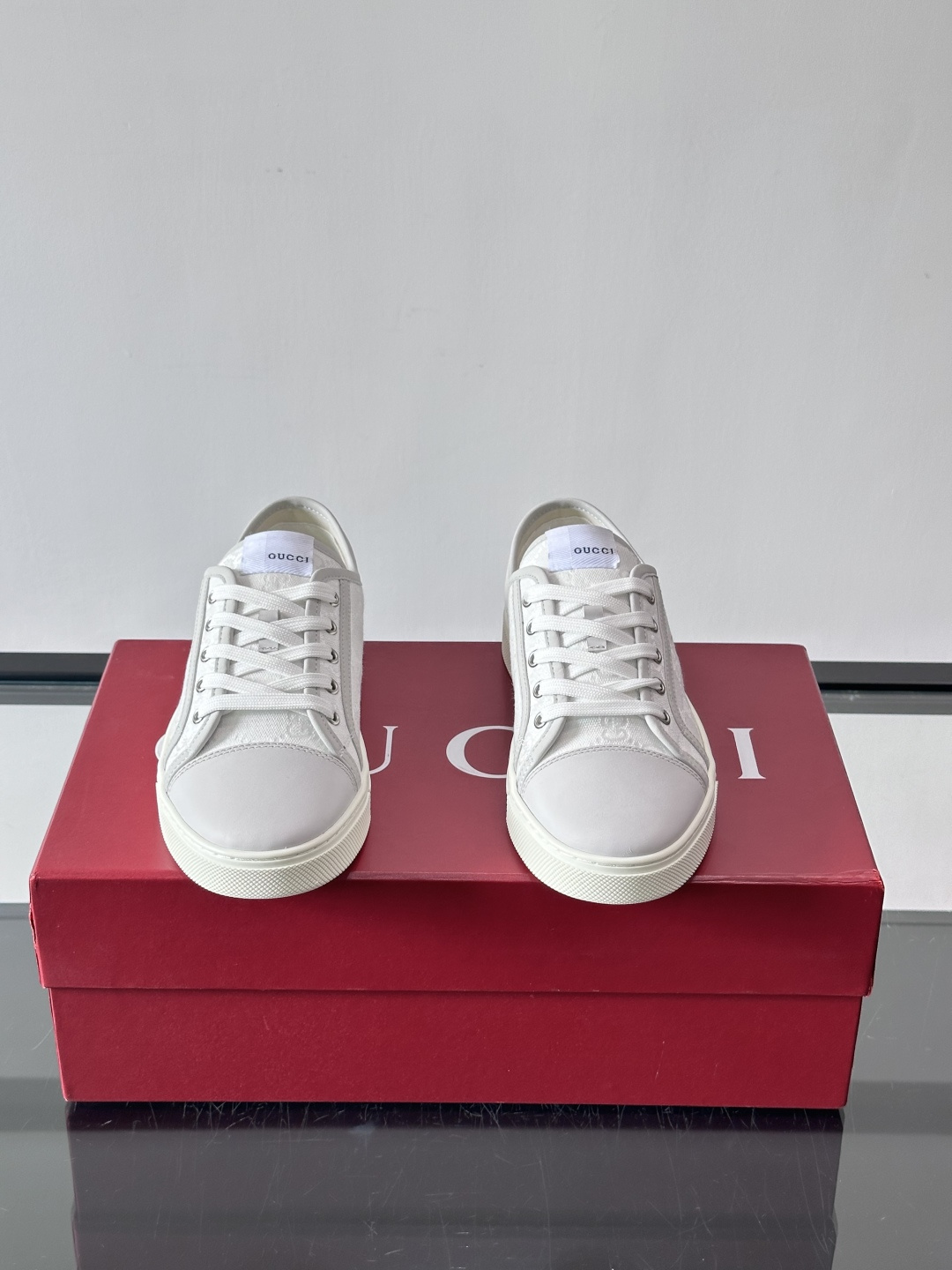 Gucci这款GG压花小白鞋，采用经典GG图案压花皮革，搭配白色橡胶鞋底，简约又有辨识度✨。低帮设计+金