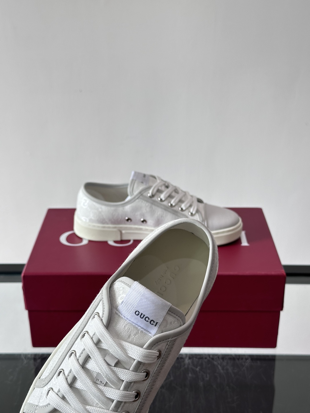 Gucci这款GG压花小白鞋，采用经典GG图案压花皮革，搭配白色橡胶鞋底，简约又有辨识度✨。低帮设计+金