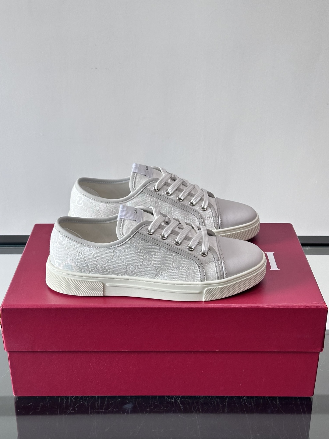 Gucci这款GG压花小白鞋，采用经典GG图案压花皮革，搭配白色橡胶鞋底，简约又有辨识度✨。低帮设计+金