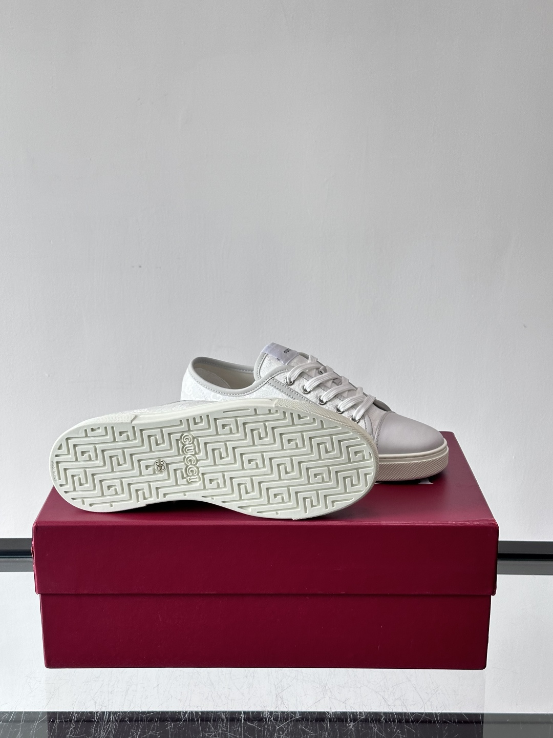 Gucci这款GG压花小白鞋，采用经典GG图案压花皮革，搭配白色橡胶鞋底，简约又有辨识度✨。低帮设计+金