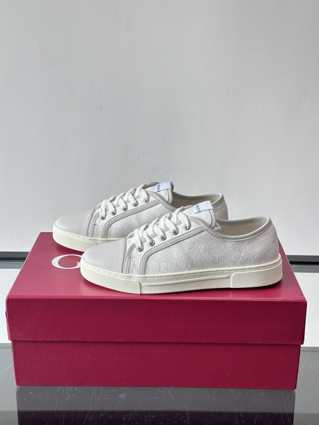 Gucci这款GG压花小白鞋，采用经典GG图案压花皮革，搭配白色橡胶鞋底，简约又有辨识度✨。低帮设计+金