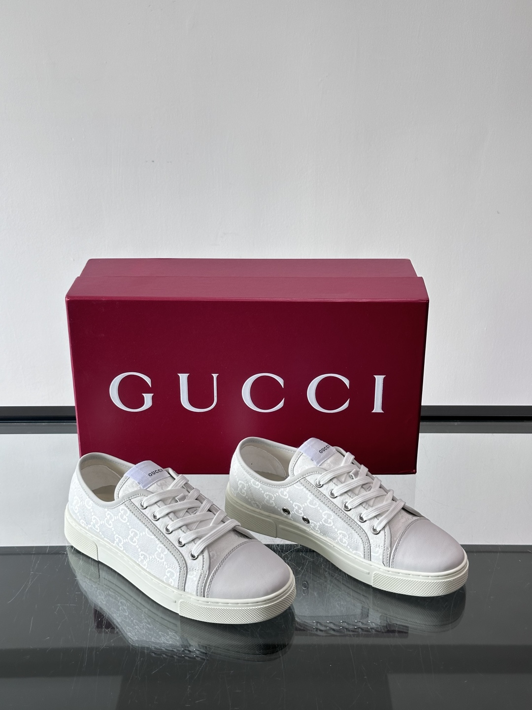 Gucci这款GG压花小白鞋，采用经典GG图案压花皮革，搭配白色橡胶鞋底，简约又有辨识度✨。低帮设计+金