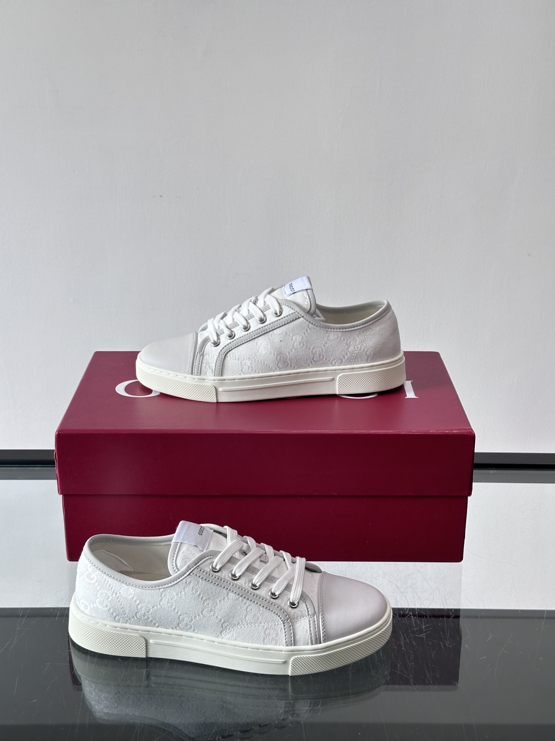 Gucci这款GG压花小白鞋，采用经典GG图案压花皮革，搭配白色橡胶鞋底，简约又有辨识度✨。低帮设计+金