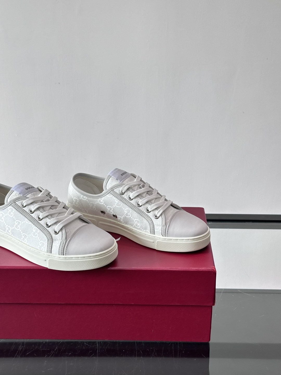 Gucci这款GG压花小白鞋，采用经典GG图案压花皮革，搭配白色橡胶鞋底，简约又有辨识度✨。低帮设计+金