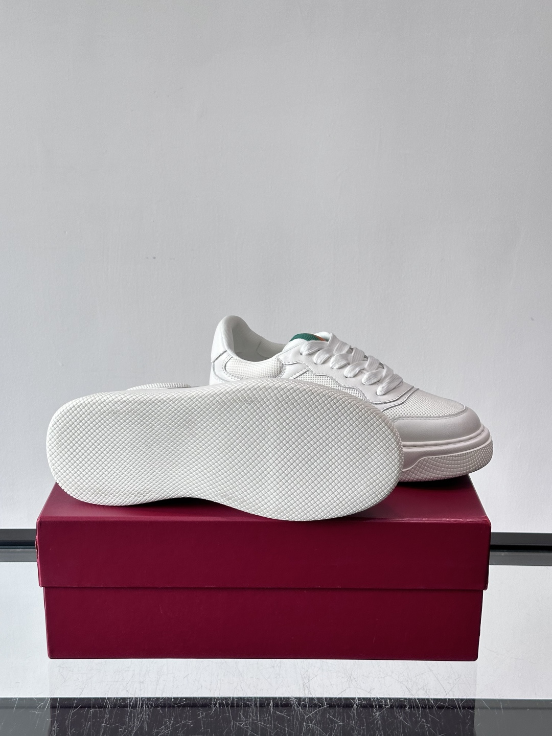 👟Gucci Screener系列厚底饼干鞋，采用牛皮，侧面点缀红绿织带，品牌辨识度超高✨。厚底设计约3