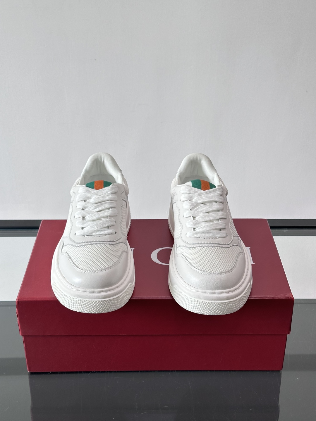 👟Gucci Screener系列厚底饼干鞋，采用牛皮，侧面点缀红绿织带，品牌辨识度超高✨。厚底设计约3