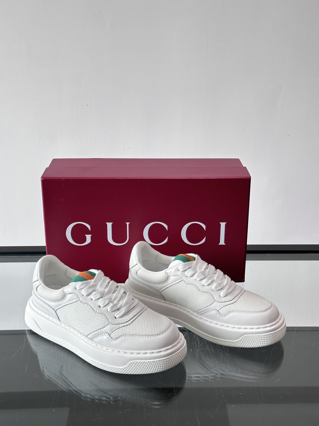 👟Gucci Screener系列厚底饼干鞋，采用牛皮，侧面点缀红绿织带，品牌辨识度超高✨。厚底设计约3