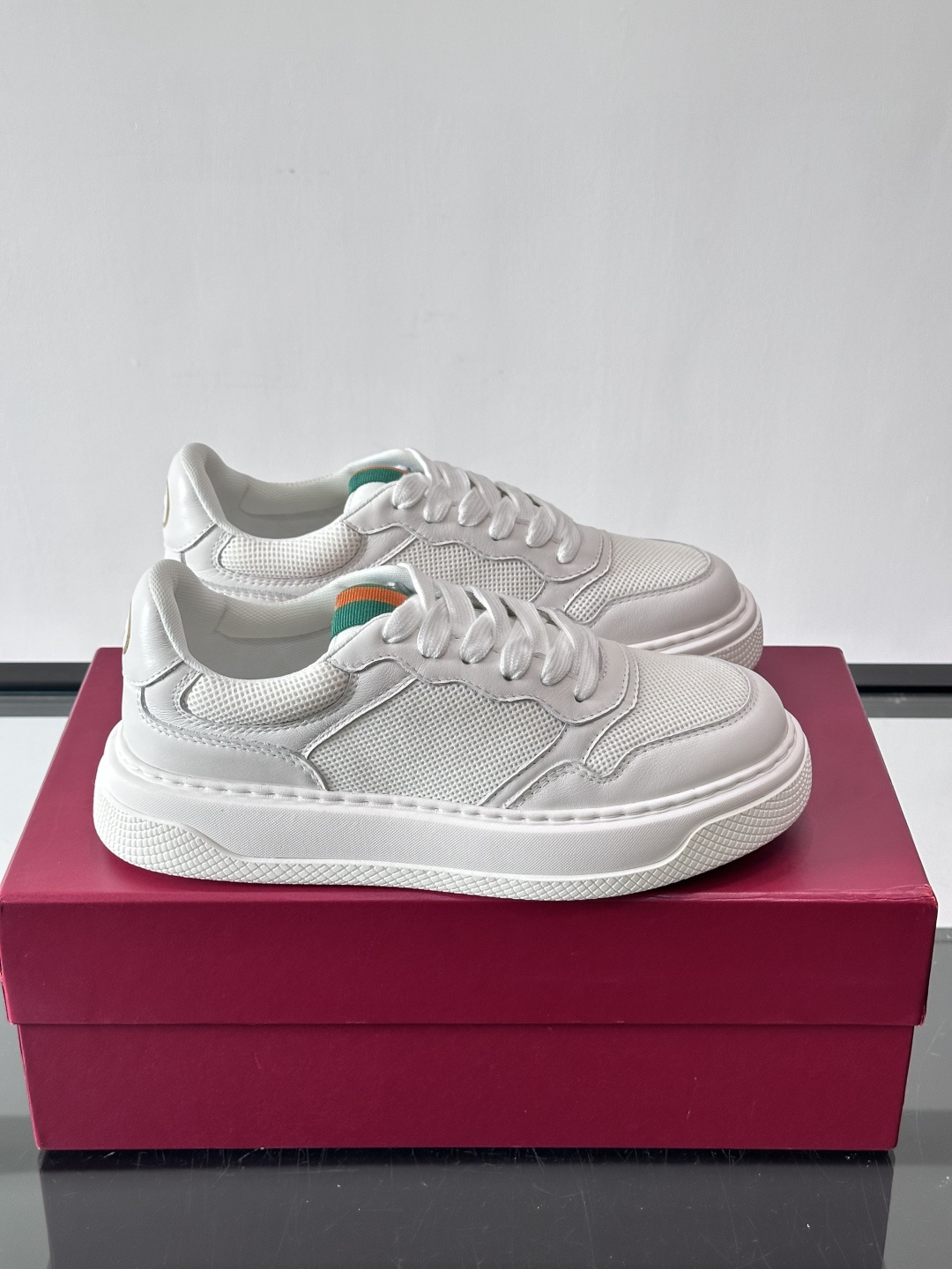 👟Gucci Screener系列厚底饼干鞋，采用牛皮，侧面点缀红绿织带，品牌辨识度超高✨。厚底设计约3