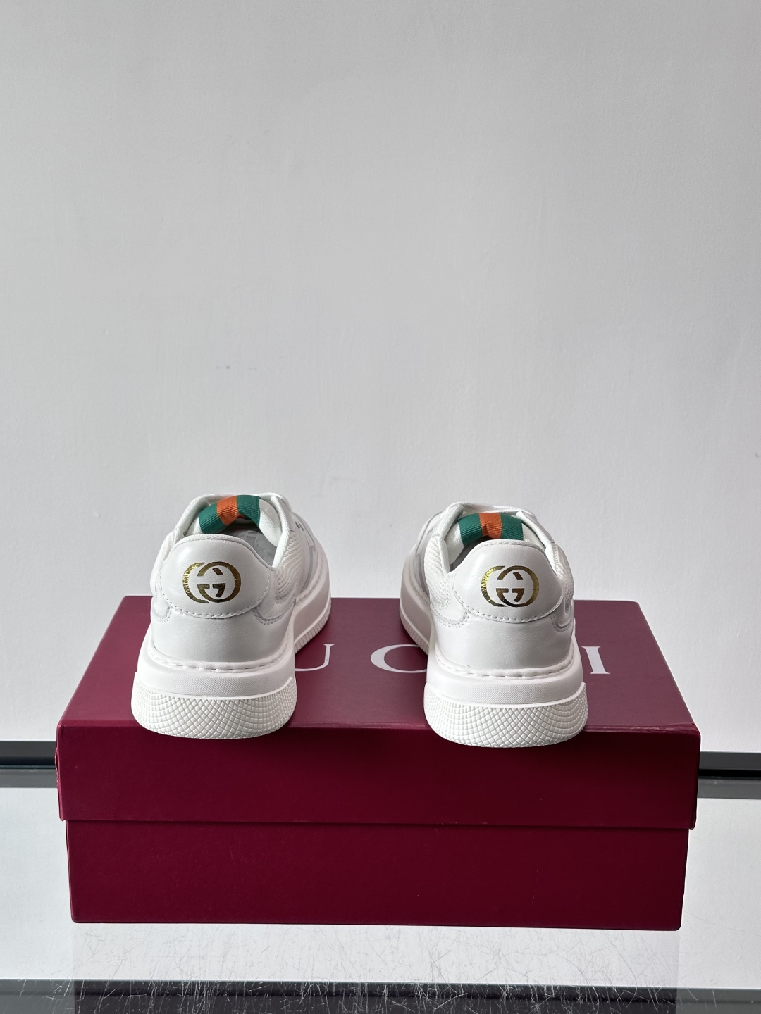 👟Gucci Screener系列厚底饼干鞋，采用牛皮，侧面点缀红绿织带，品牌辨识度超高✨。厚底设计约3