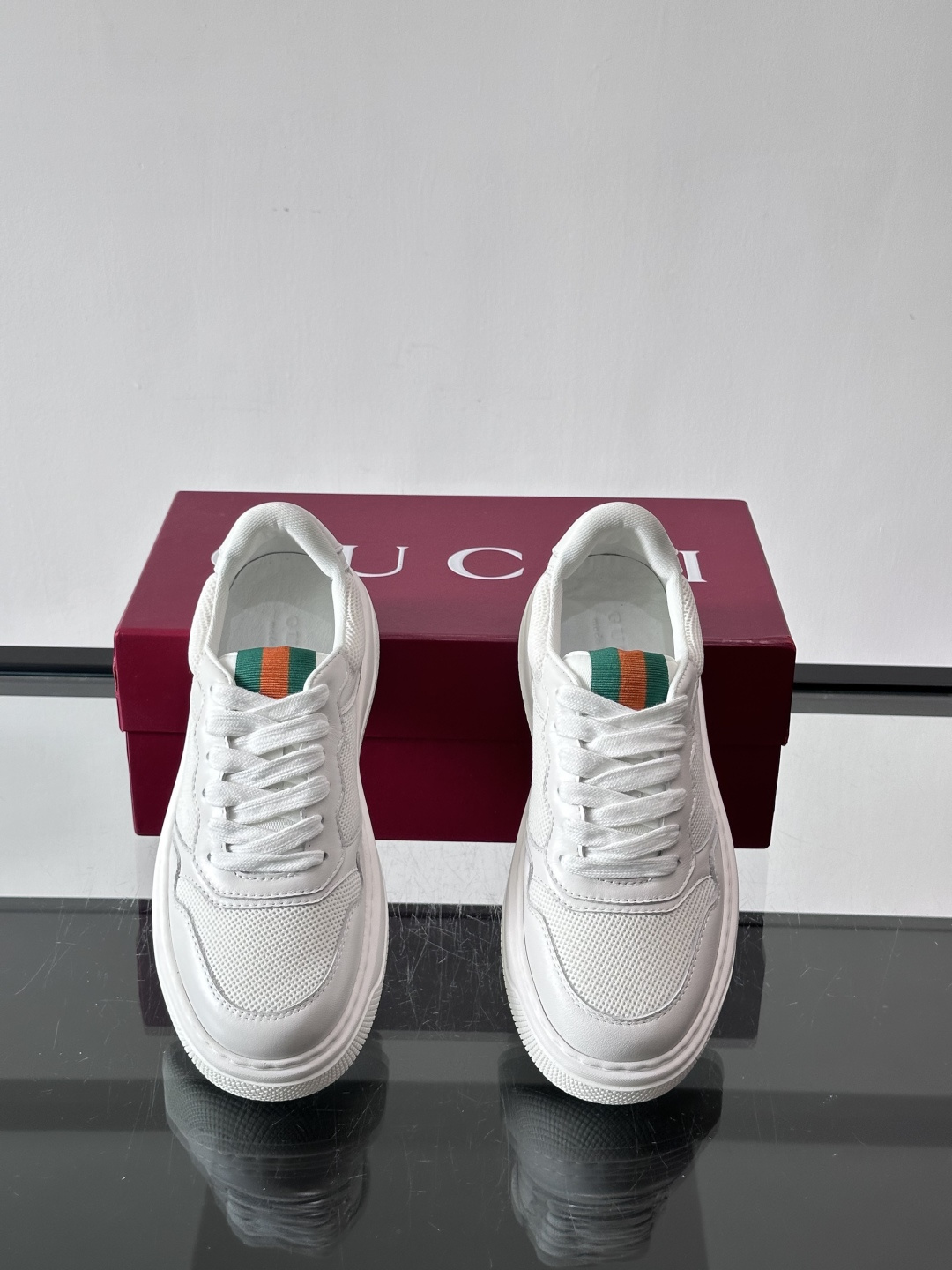👟Gucci Screener系列厚底饼干鞋，采用牛皮，侧面点缀红绿织带，品牌辨识度超高✨。厚底设计约3