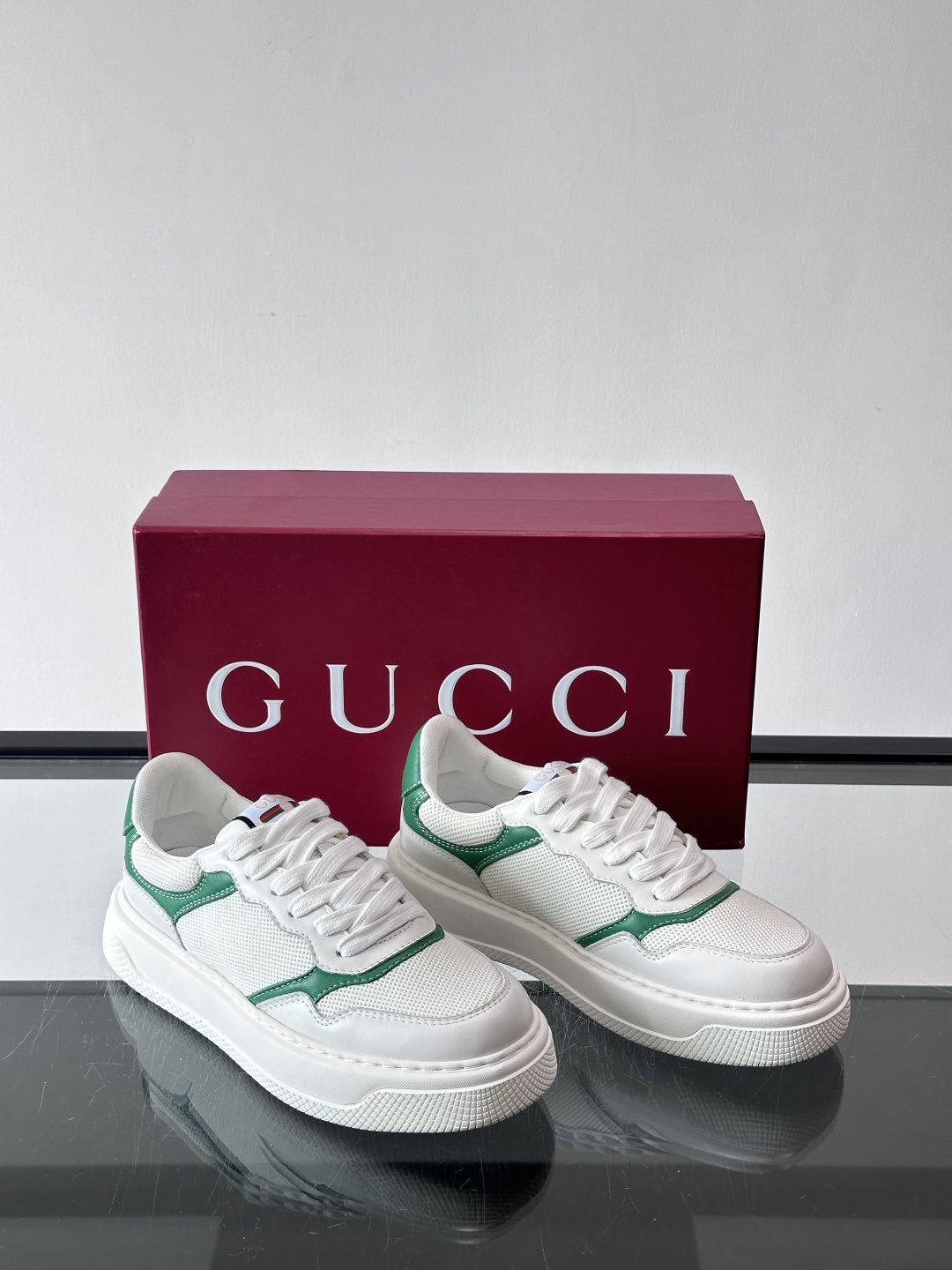 👟Gucci Screener系列厚底饼干鞋，采用牛皮，侧面点缀红绿织带，品牌辨识度超高✨。厚底设计约3