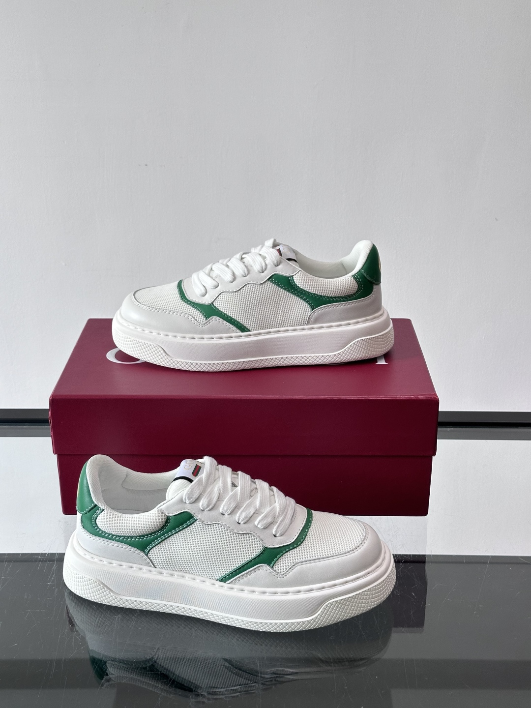 👟Gucci Screener系列厚底饼干鞋，采用牛皮，侧面点缀红绿织带，品牌辨识度超高✨。厚底设计约3