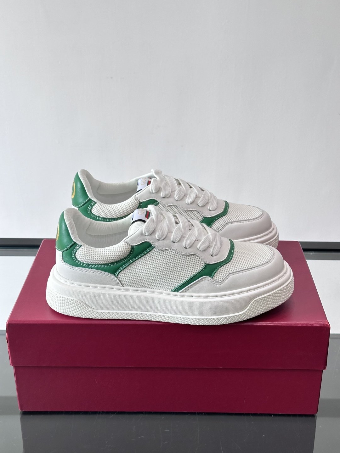 👟Gucci Screener系列厚底饼干鞋，采用牛皮，侧面点缀红绿织带，品牌辨识度超高✨。厚底设计约3