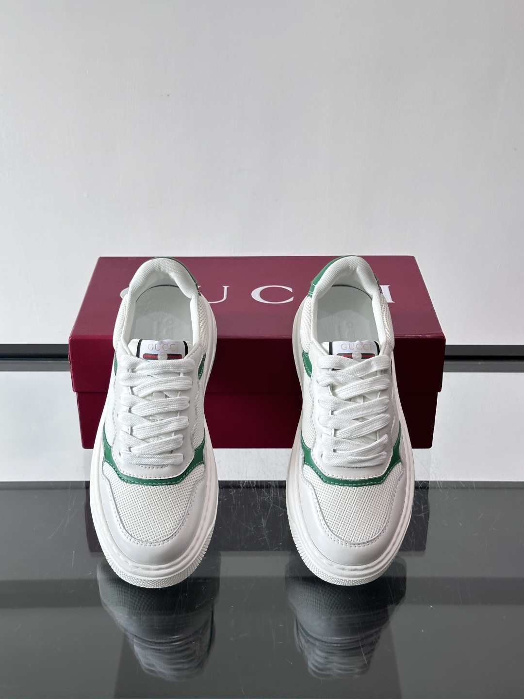 👟Gucci Screener系列厚底饼干鞋，采用牛皮，侧面点缀红绿织带，品牌辨识度超高✨。厚底设计约3