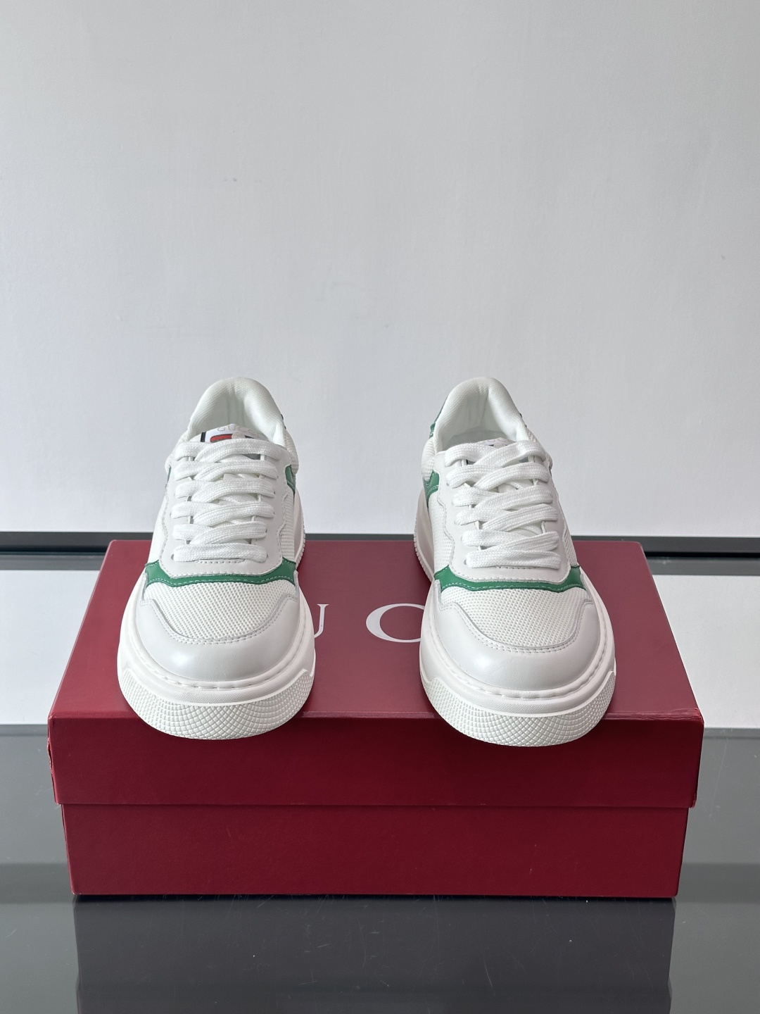 👟Gucci Screener系列厚底饼干鞋，采用牛皮，侧面点缀红绿织带，品牌辨识度超高✨。厚底设计约3