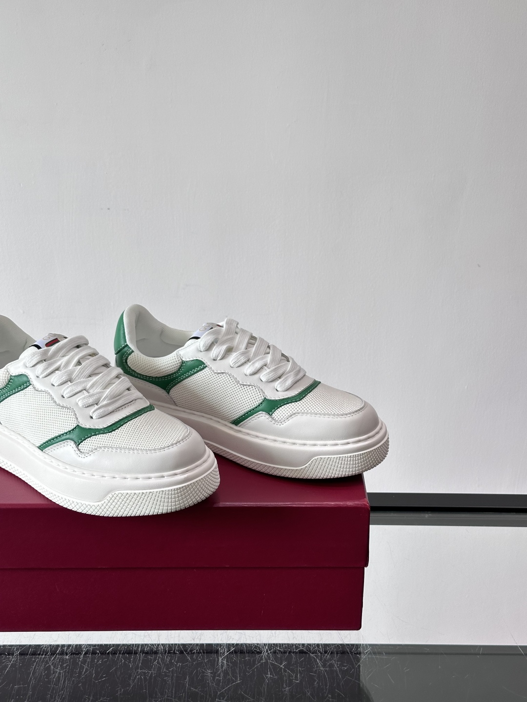 👟Gucci Screener系列厚底饼干鞋，采用牛皮，侧面点缀红绿织带，品牌辨识度超高✨。厚底设计约3