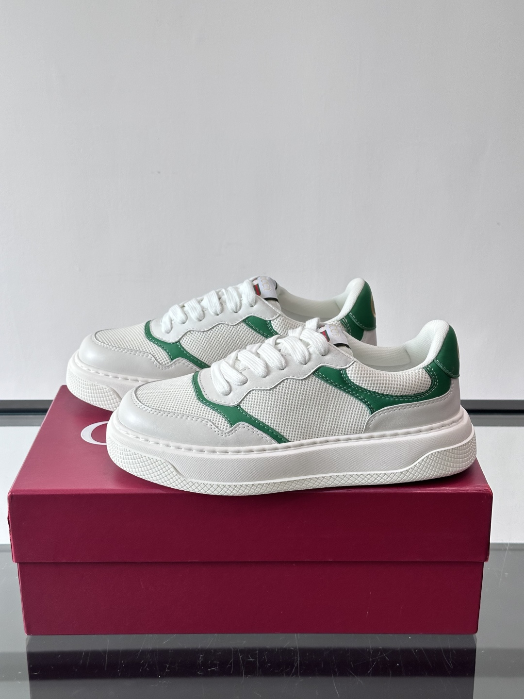 👟Gucci Screener系列厚底饼干鞋，采用牛皮，侧面点缀红绿织带，品牌辨识度超高✨。厚底设计约3