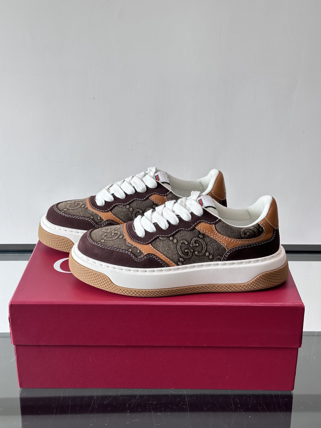 👟Gucci Screener系列厚底饼干鞋，采用牛皮，侧面点缀红绿织带，品牌辨识度超高✨。厚底设计约3