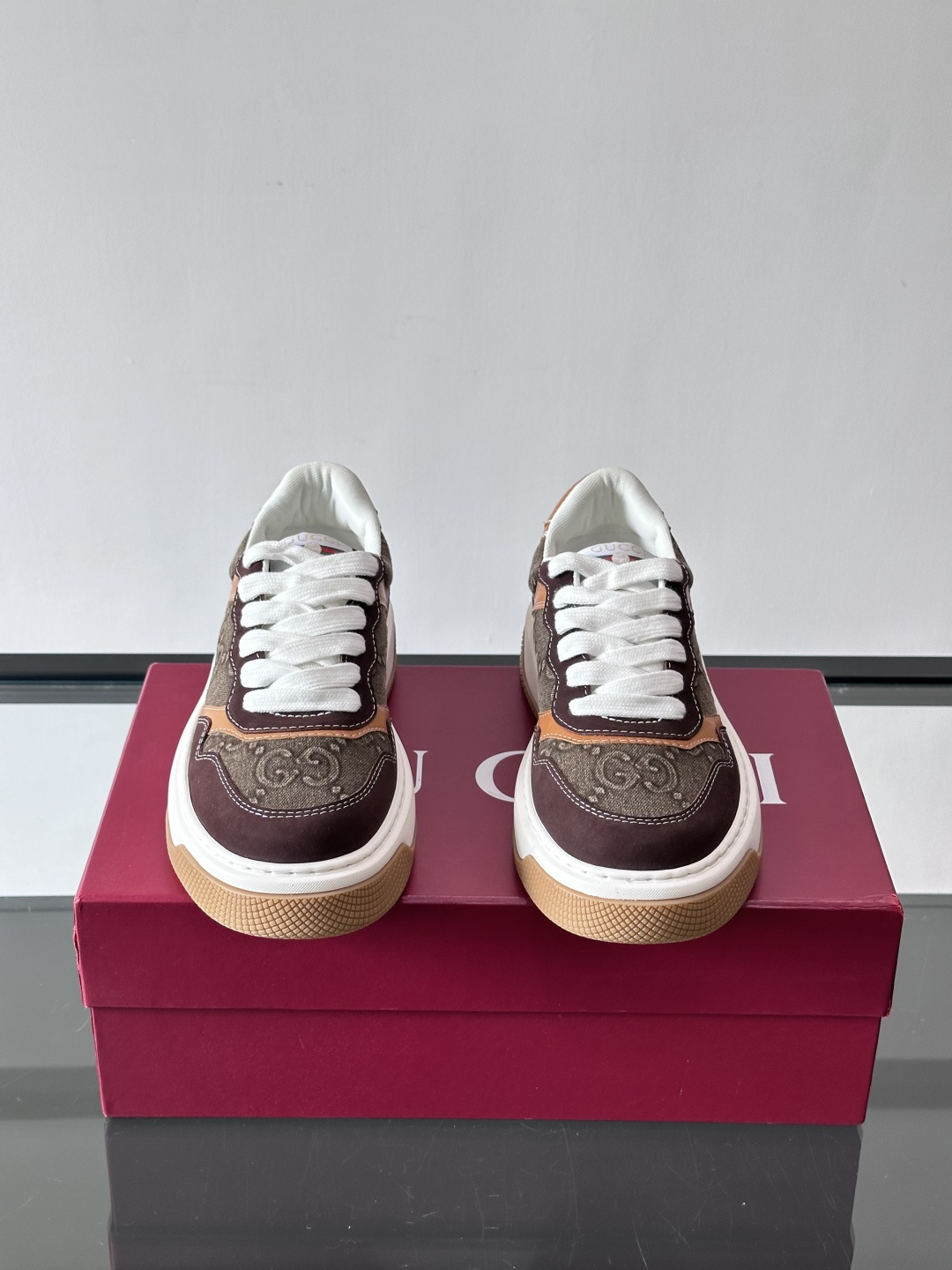 👟Gucci Screener系列厚底饼干鞋，采用牛皮，侧面点缀红绿织带，品牌辨识度超高✨。厚底设计约3