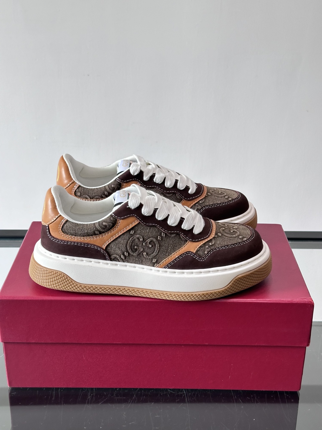 👟Gucci Screener系列厚底饼干鞋，采用牛皮，侧面点缀红绿织带，品牌辨识度超高✨。厚底设计约3