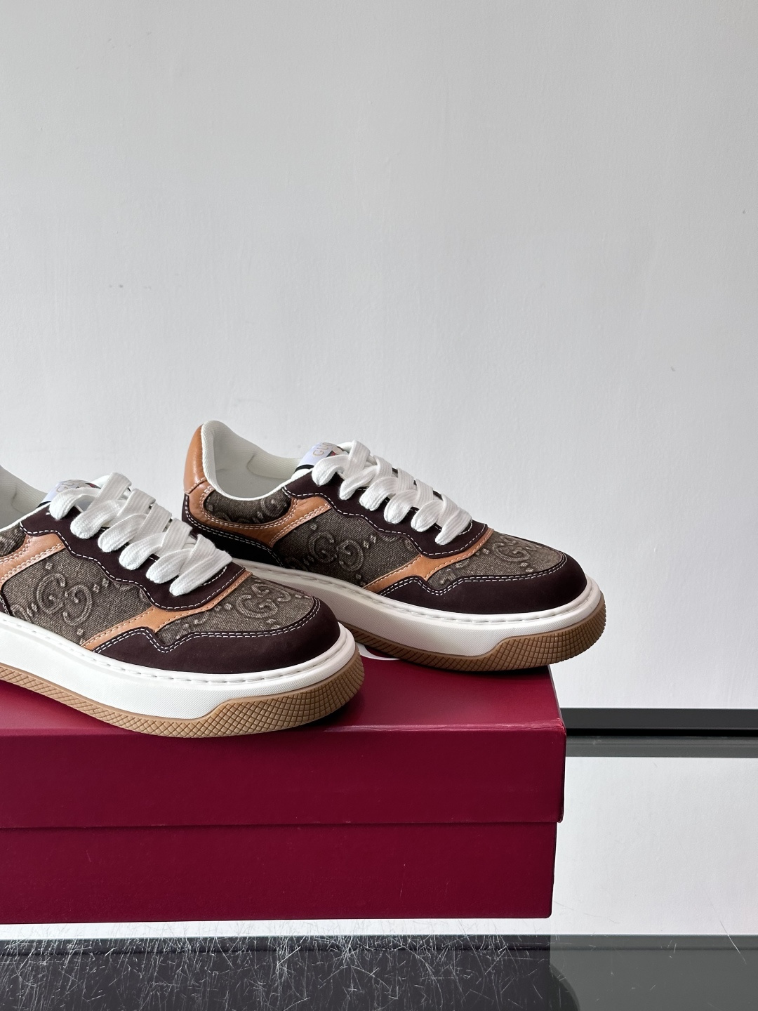 👟Gucci Screener系列厚底饼干鞋，采用牛皮，侧面点缀红绿织带，品牌辨识度超高✨。厚底设计约3