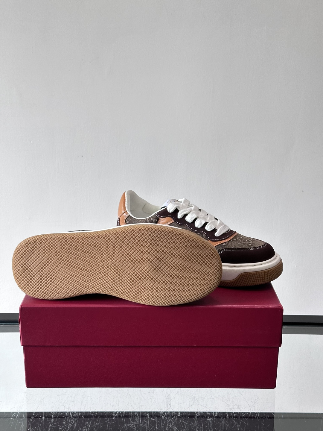 👟Gucci Screener系列厚底饼干鞋，采用牛皮，侧面点缀红绿织带，品牌辨识度超高✨。厚底设计约3