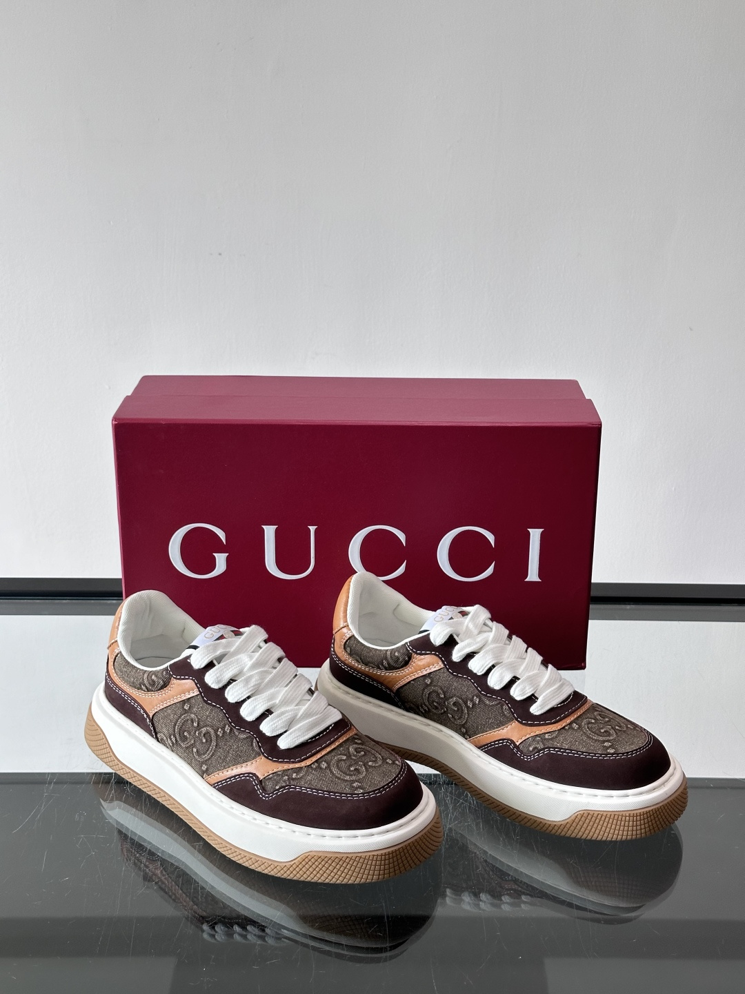 👟Gucci Screener系列厚底饼干鞋，采用牛皮，侧面点缀红绿织带，品牌辨识度超高✨。厚底设计约3