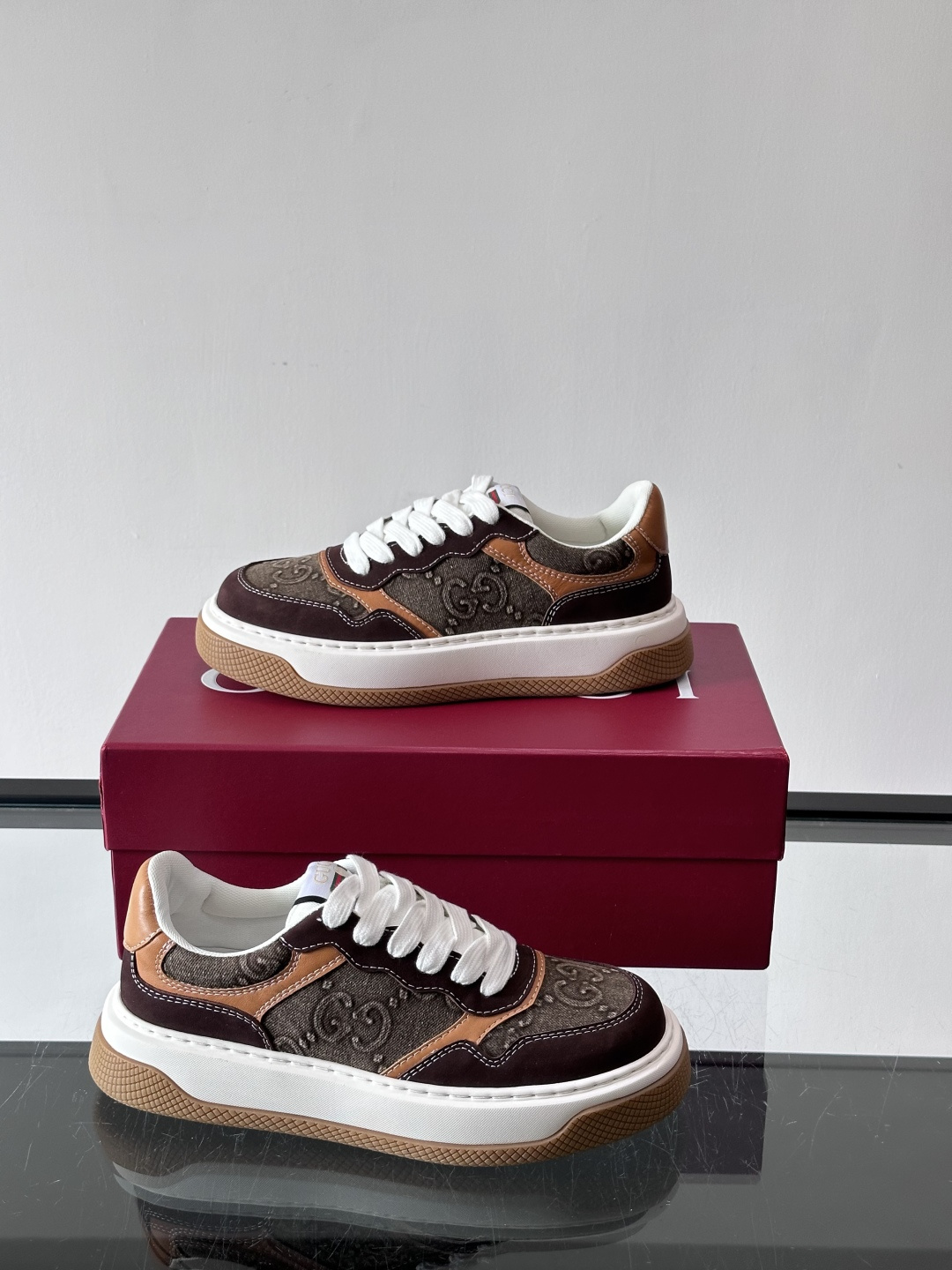 👟Gucci Screener系列厚底饼干鞋，采用牛皮，侧面点缀红绿织带，品牌辨识度超高✨。厚底设计约3