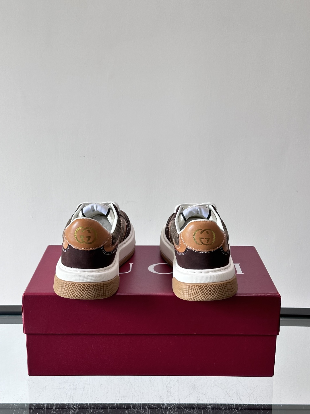 👟Gucci Screener系列厚底饼干鞋，采用牛皮，侧面点缀红绿织带，品牌辨识度超高✨。厚底设计约3