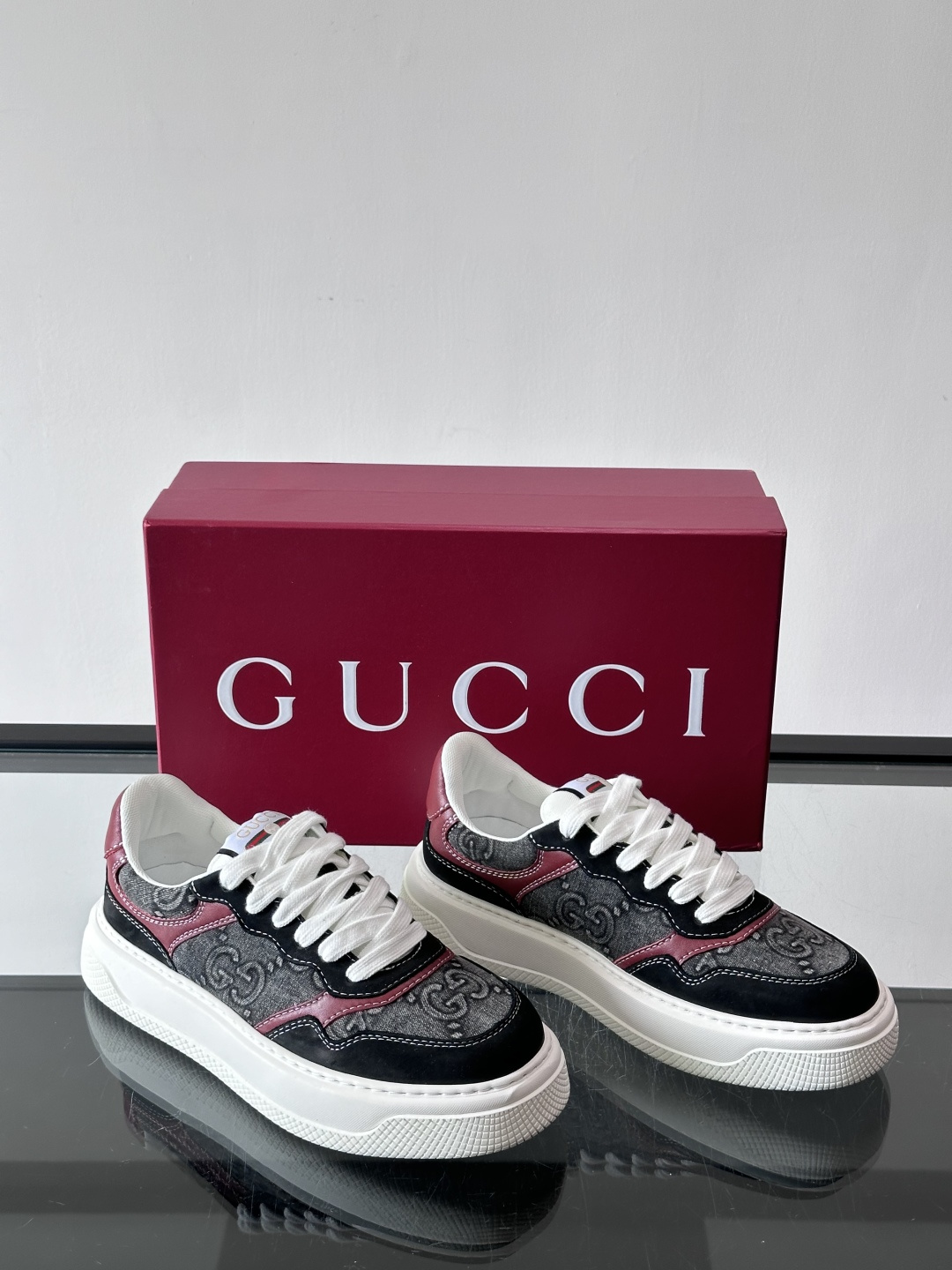 👟Gucci Screener系列厚底饼干鞋，采用牛皮，侧面点缀红绿织带，品牌辨识度超高✨。厚底设计约3