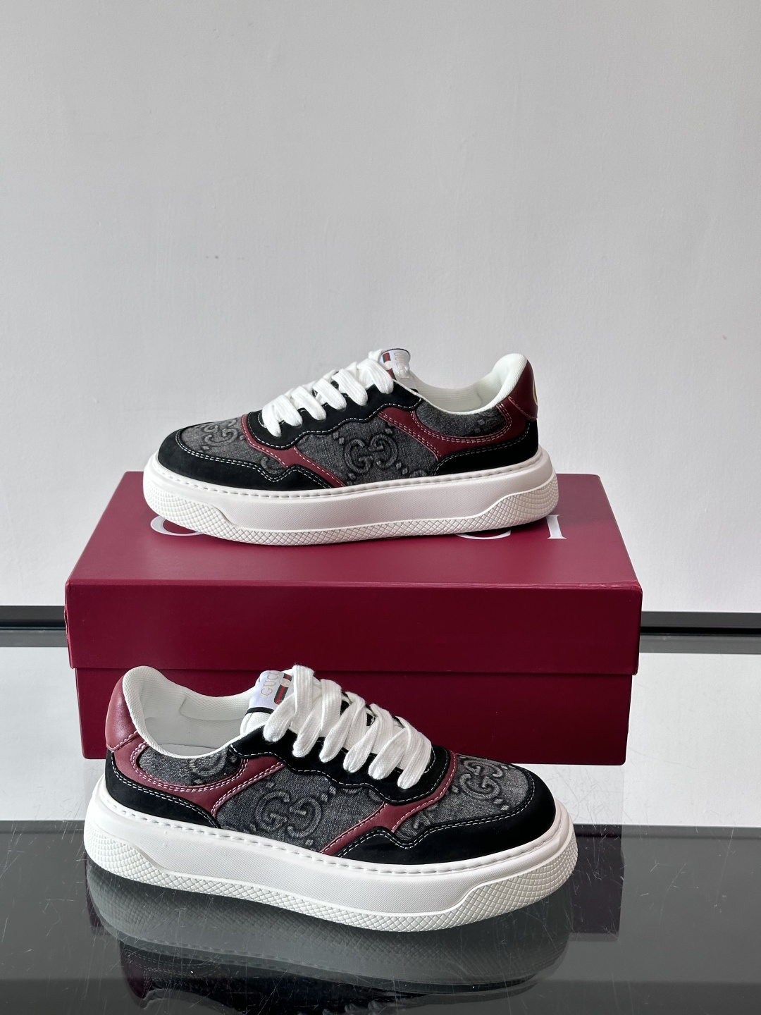 👟Gucci Screener系列厚底饼干鞋，采用牛皮，侧面点缀红绿织带，品牌辨识度超高✨。厚底设计约3