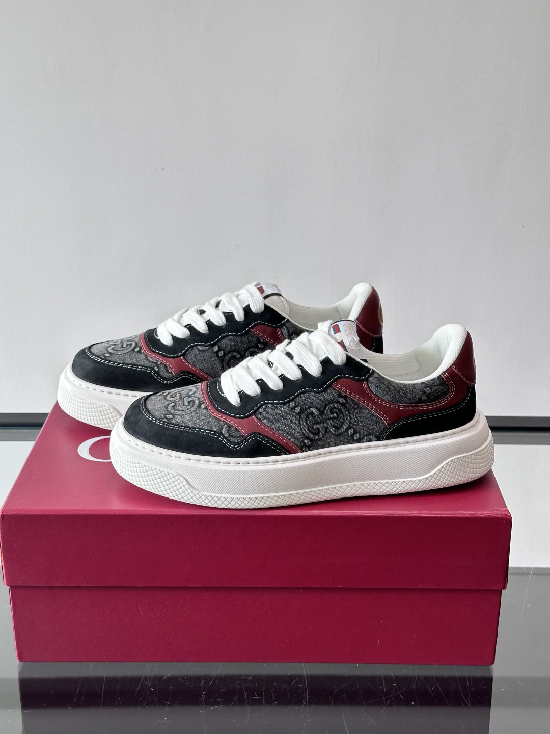 👟Gucci Screener系列厚底饼干鞋，采用牛皮，侧面点缀红绿织带，品牌辨识度超高✨。厚底设计约3