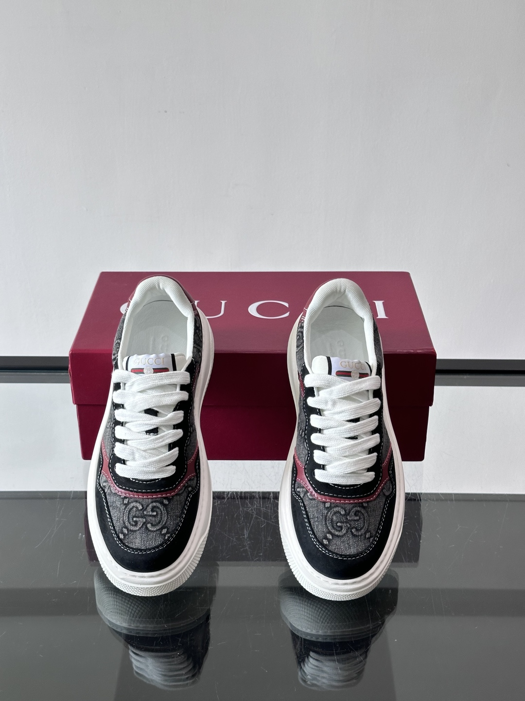 👟Gucci Screener系列厚底饼干鞋，采用牛皮，侧面点缀红绿织带，品牌辨识度超高✨。厚底设计约3