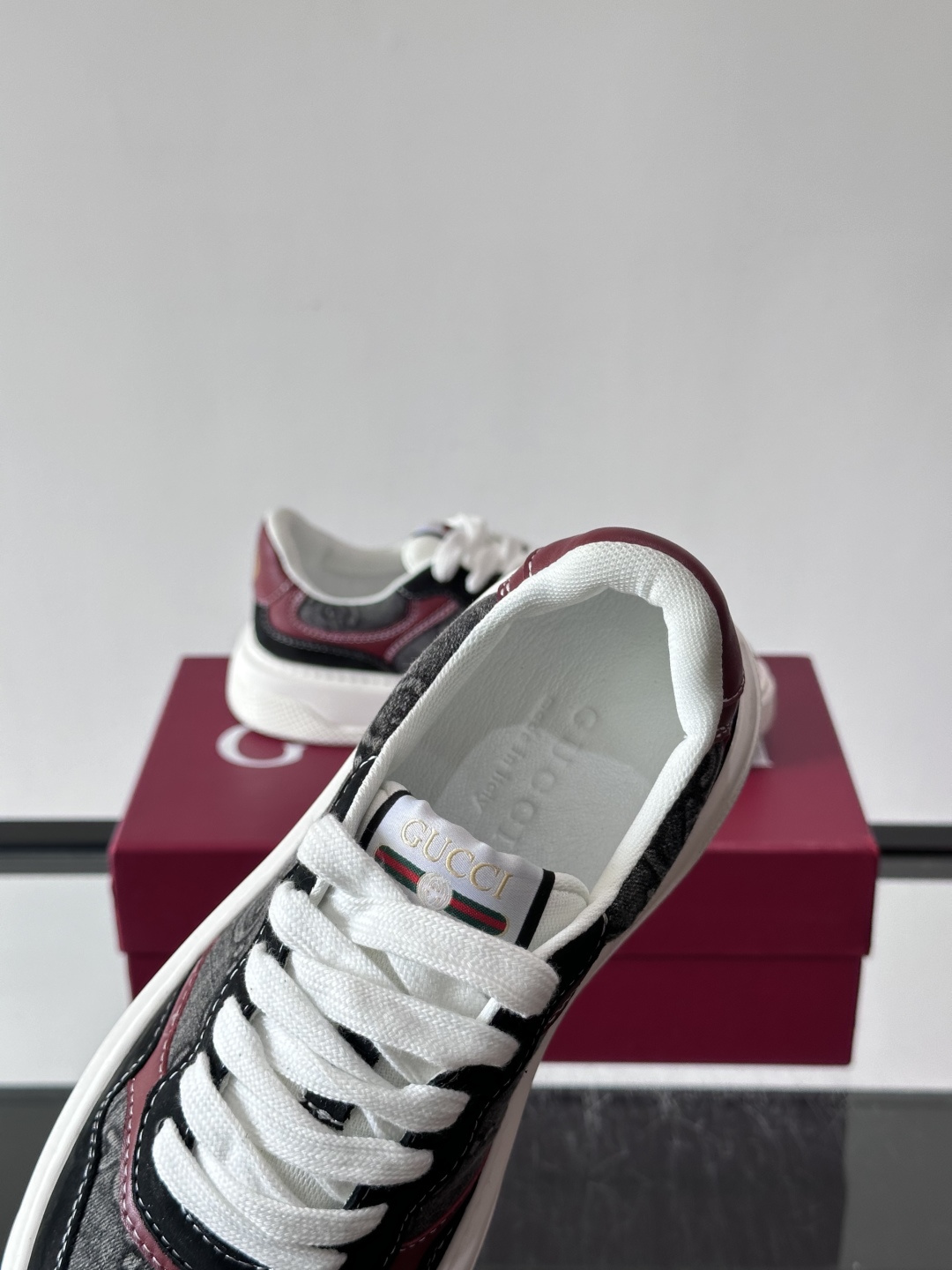 👟Gucci Screener系列厚底饼干鞋，采用牛皮，侧面点缀红绿织带，品牌辨识度超高✨。厚底设计约3