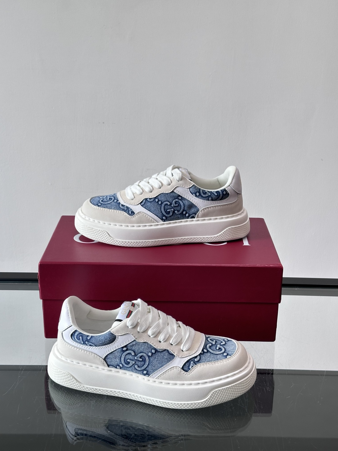 👟Gucci Screener系列厚底饼干鞋，采用牛皮，侧面点缀红绿织带，品牌辨识度超高✨。厚底设计约3