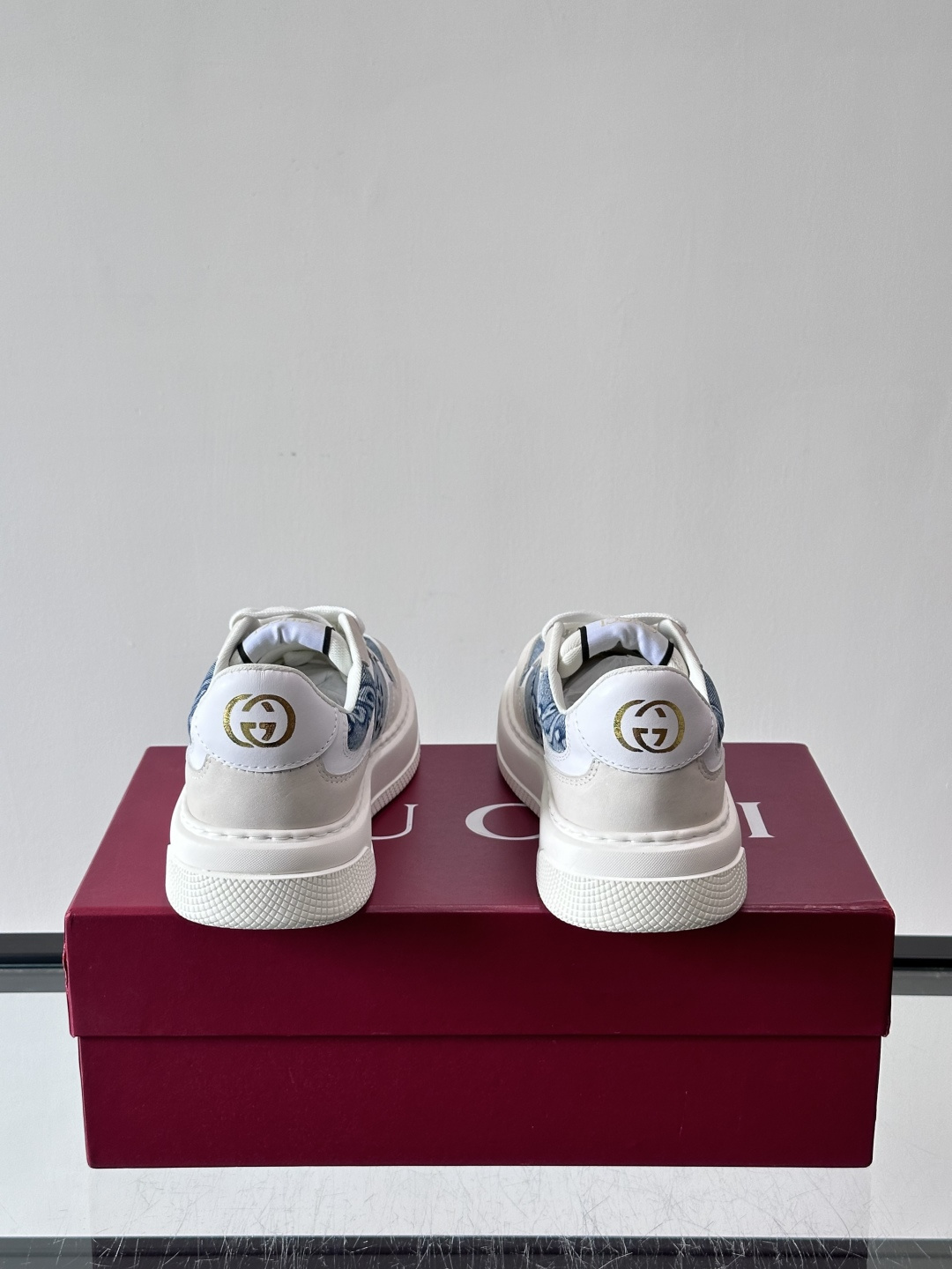 👟Gucci Screener系列厚底饼干鞋，采用牛皮，侧面点缀红绿织带，品牌辨识度超高✨。厚底设计约3