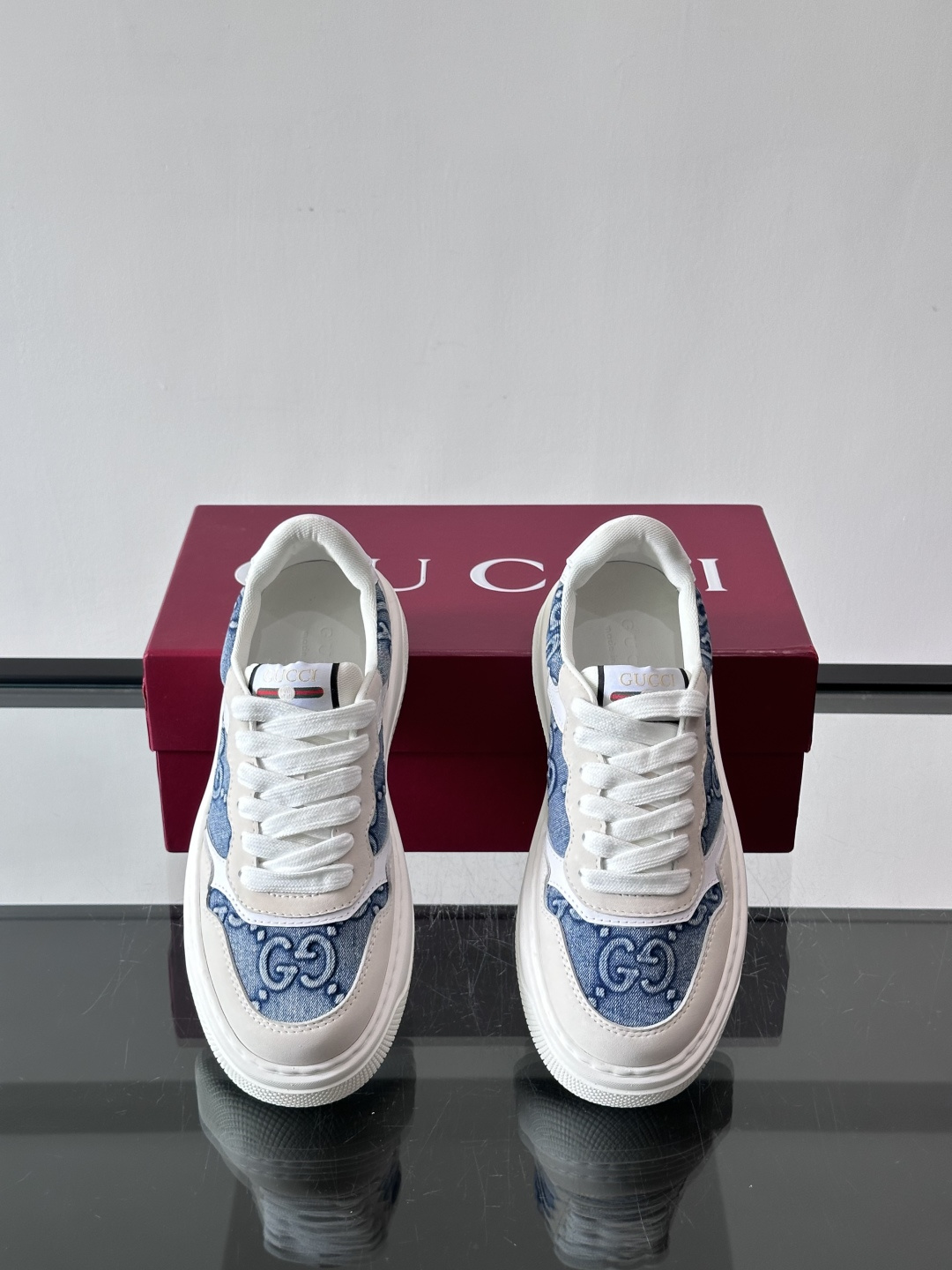 👟Gucci Screener系列厚底饼干鞋，采用牛皮，侧面点缀红绿织带，品牌辨识度超高✨。厚底设计约3