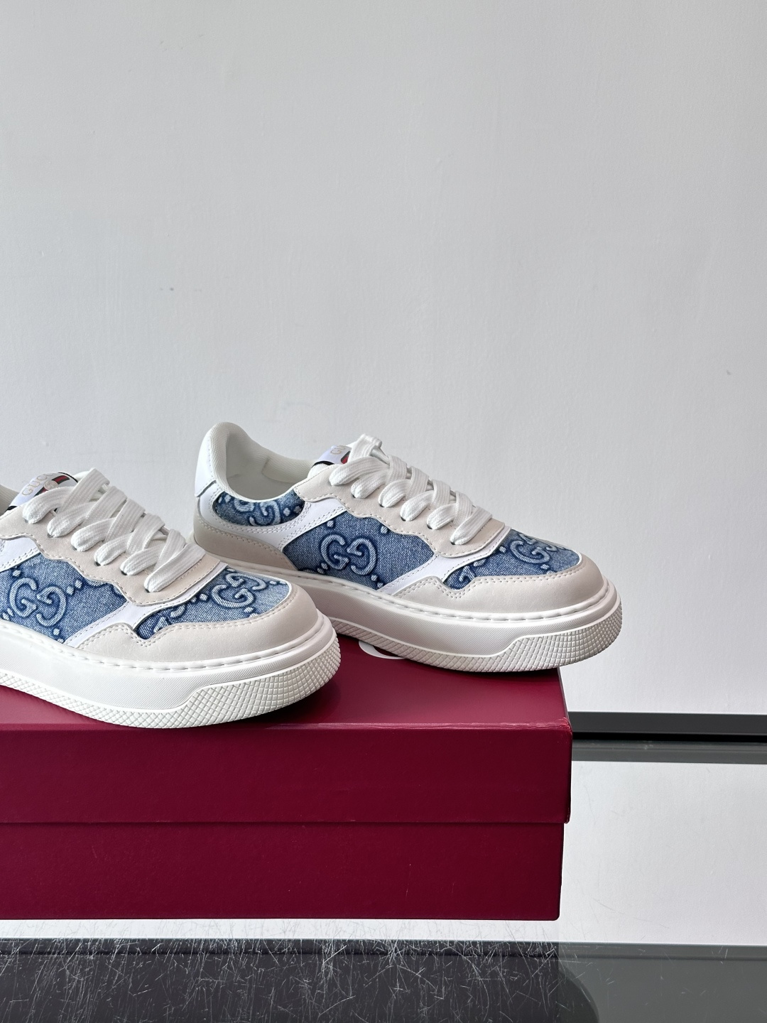 👟Gucci Screener系列厚底饼干鞋，采用牛皮，侧面点缀红绿织带，品牌辨识度超高✨。厚底设计约3