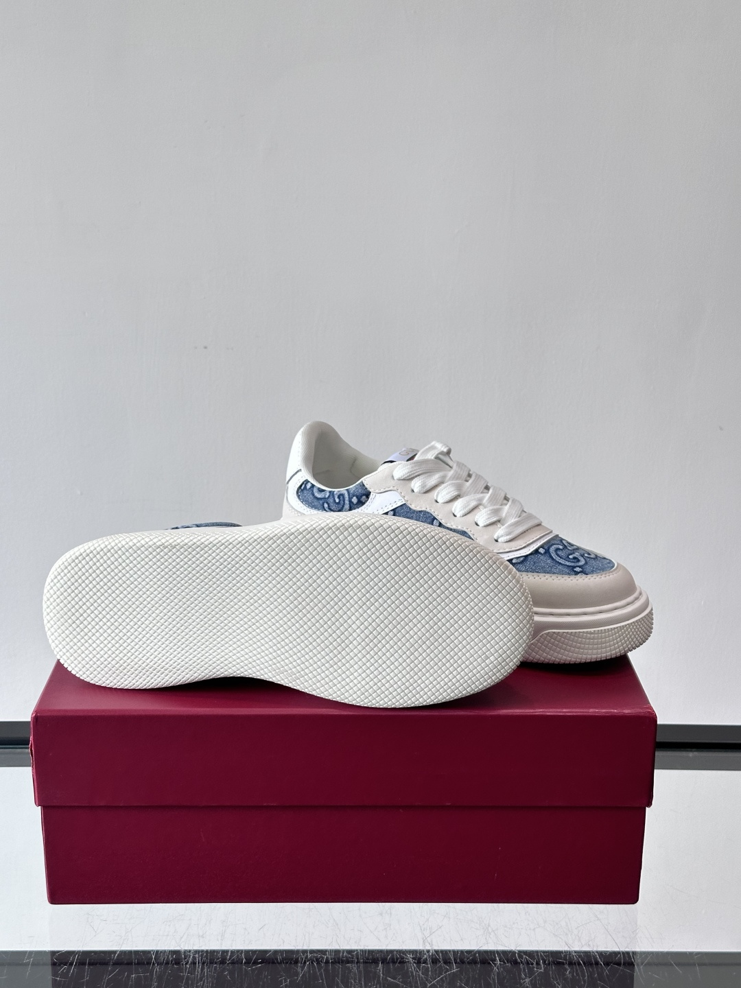 👟Gucci Screener系列厚底饼干鞋，采用牛皮，侧面点缀红绿织带，品牌辨识度超高✨。厚底设计约3